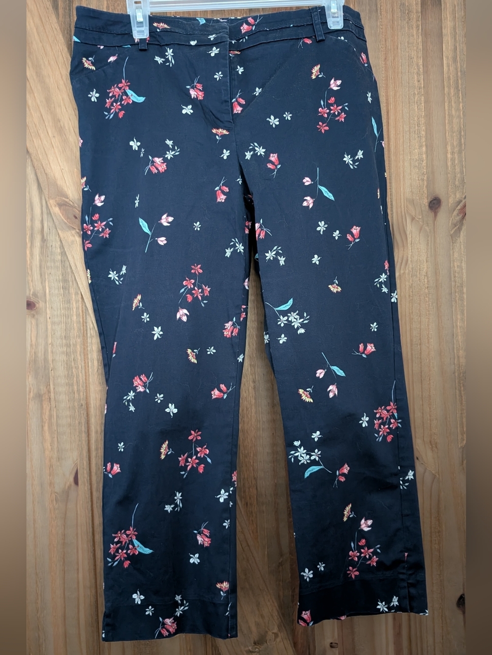 Reitmans Black Floral Printed Capris